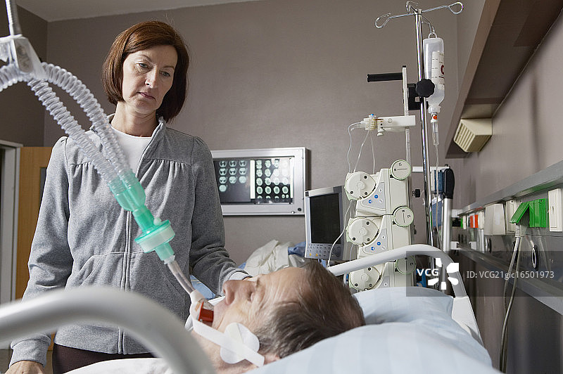 在医院病床上使用呼吸器的病人图片素材