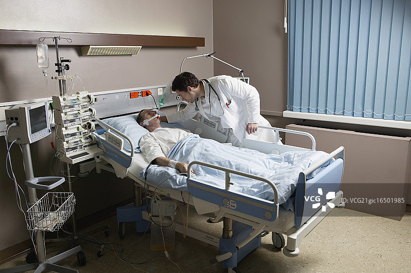 在医院病床上使用呼吸器的病人图片素材