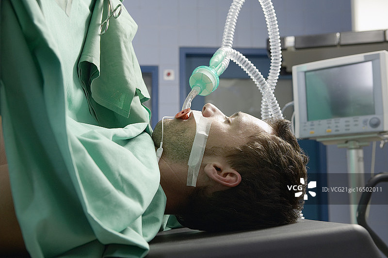 手术中的病人图片素材