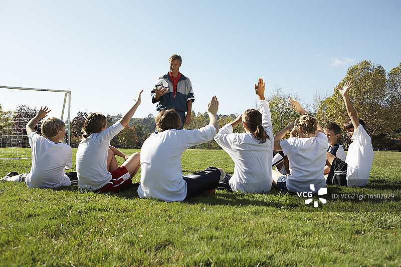 足球场上的教练和球队图片素材