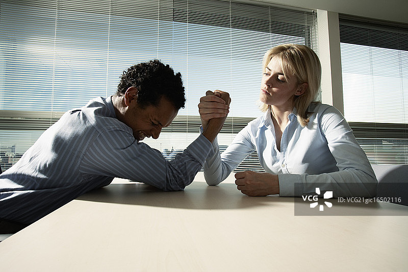 商界人士掰手腕图片素材