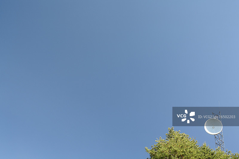 卫星天线和蓝天图片素材