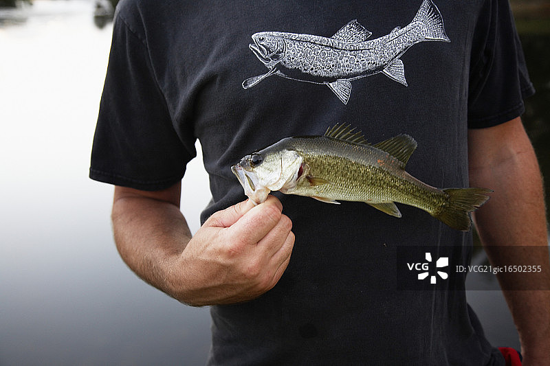 渔夫拿着渔获图片素材