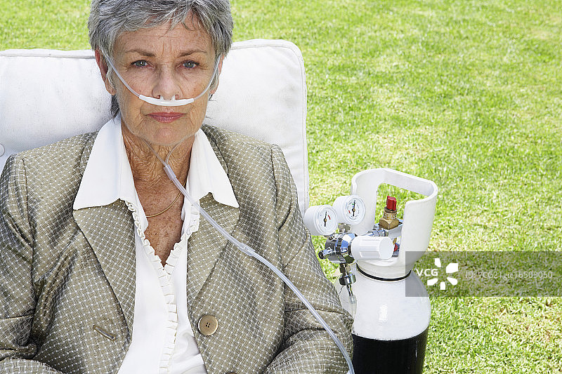 带着氧气罐和呼吸管的年长女性图片素材