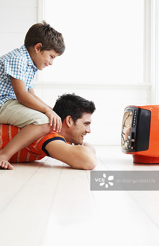 父子观看便携式电视图片素材