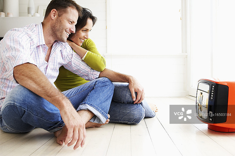 情侣看便携式电视图片素材