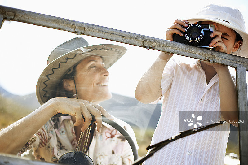 母女在野生动物园拍照图片素材