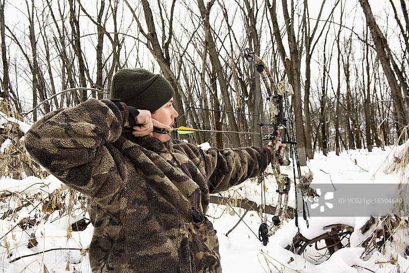 雪地射箭猎人图片素材