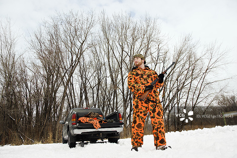 身穿橙色迷彩服的猎人图片素材