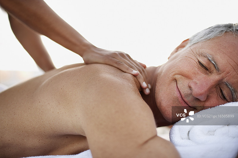 正在按摩的男人图片素材