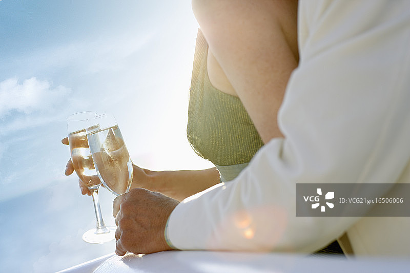 邮轮上的情侣图片素材