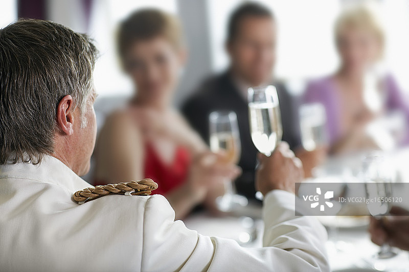 船长在餐桌上祝酒图片素材