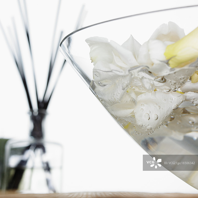 带有清水和花瓣的洗手池图片素材