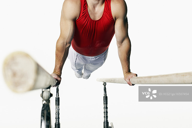 使用双杠的体操运动员图片素材