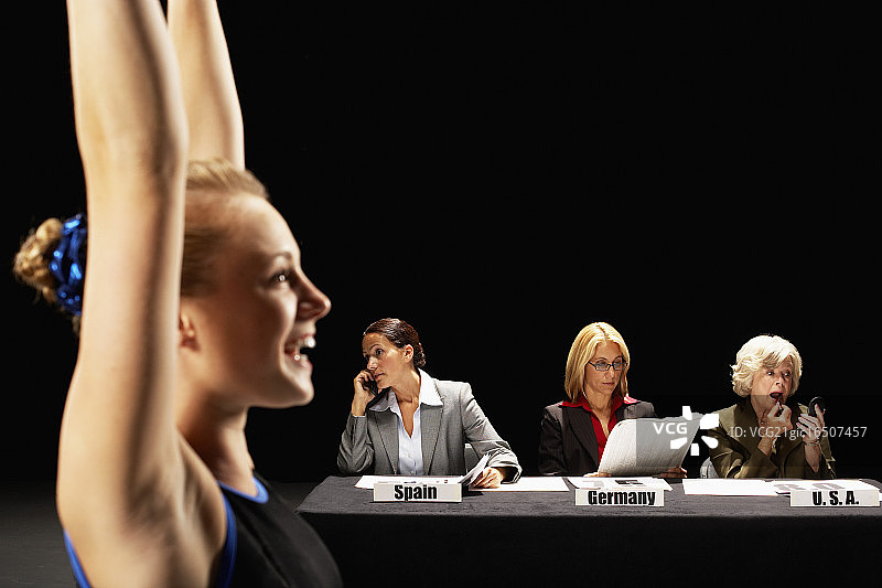 比赛裁判忽视体操运动员图片素材