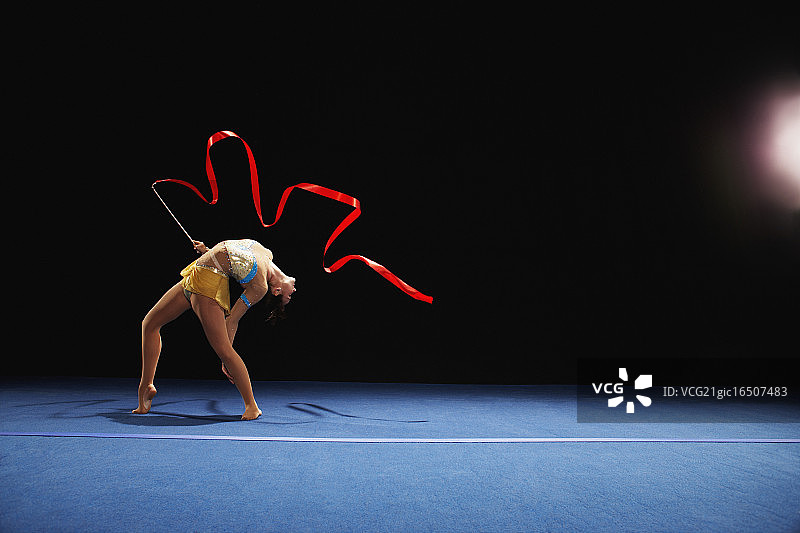 艺术体操运动员与彩带共舞图片素材