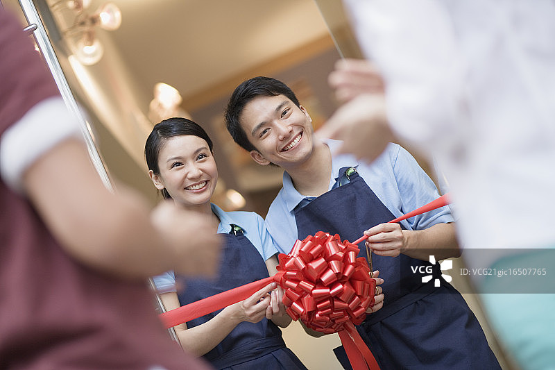 顾客在企业盛大开业时鼓掌图片素材