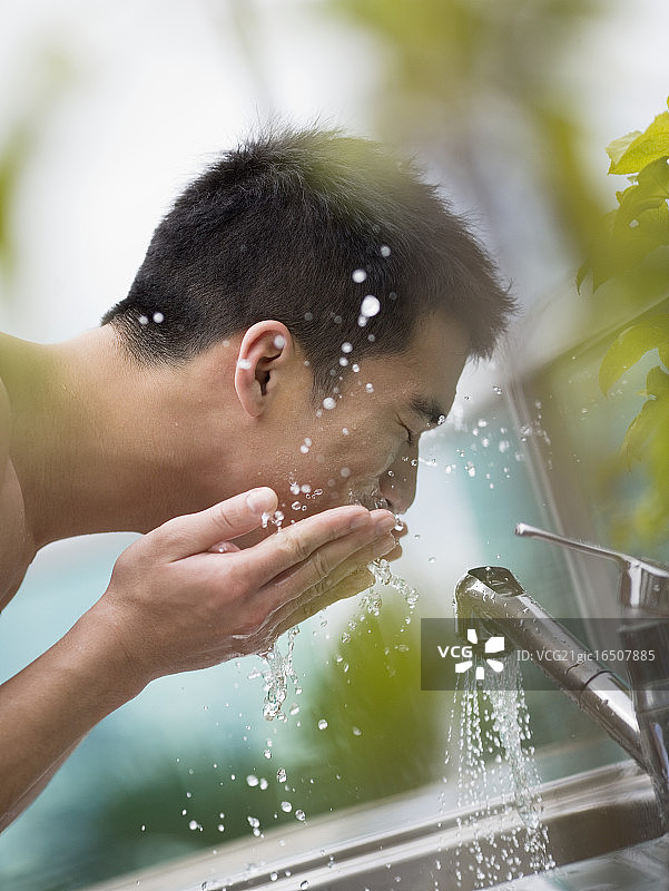 年轻男人洗脸图片素材