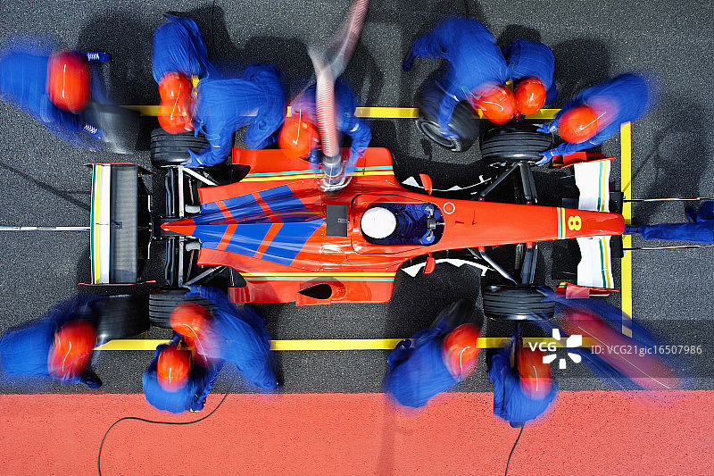 维修站的赛车手图片素材