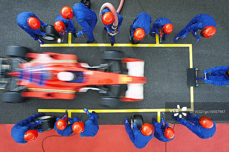 维修站的赛车手图片素材