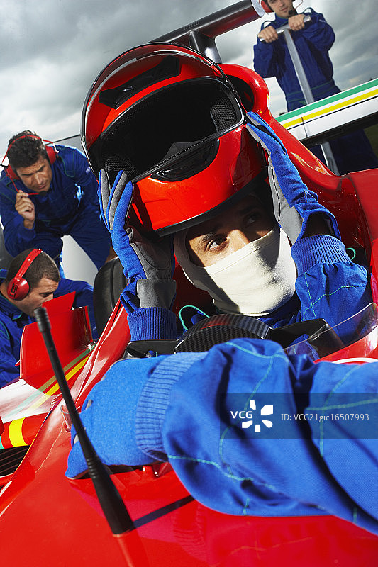 维修站的赛车手图片素材