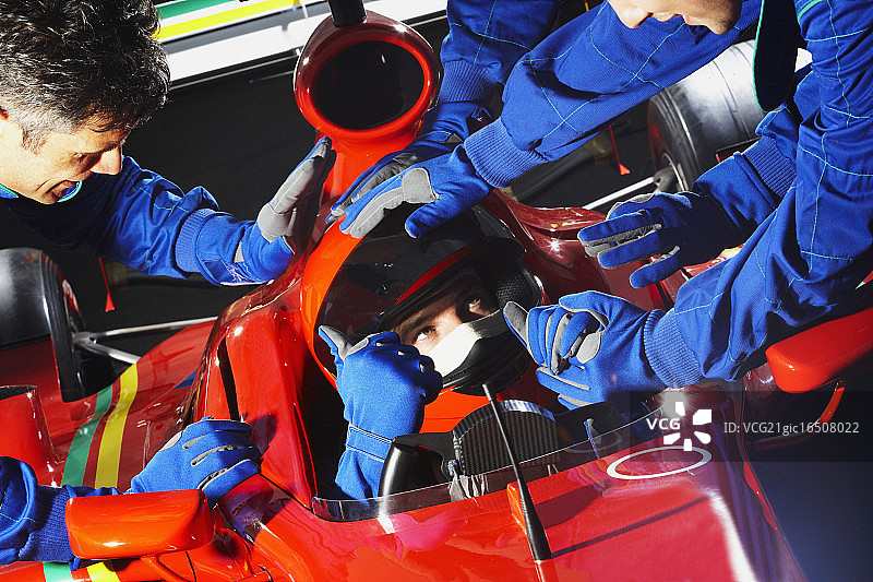 维修站的赛车手图片素材