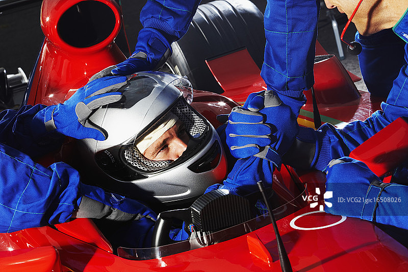 维修站的赛车手图片素材