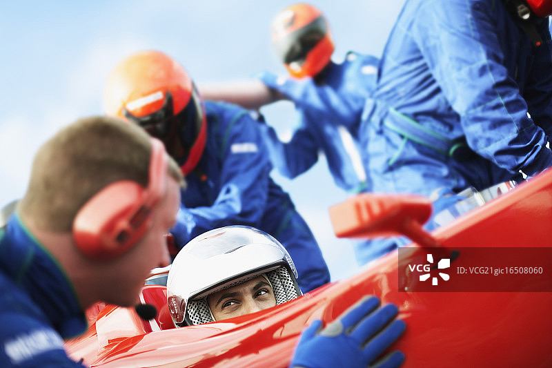 维修站的赛车手图片素材