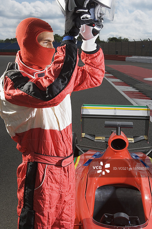 赛车手摘下头盔图片素材