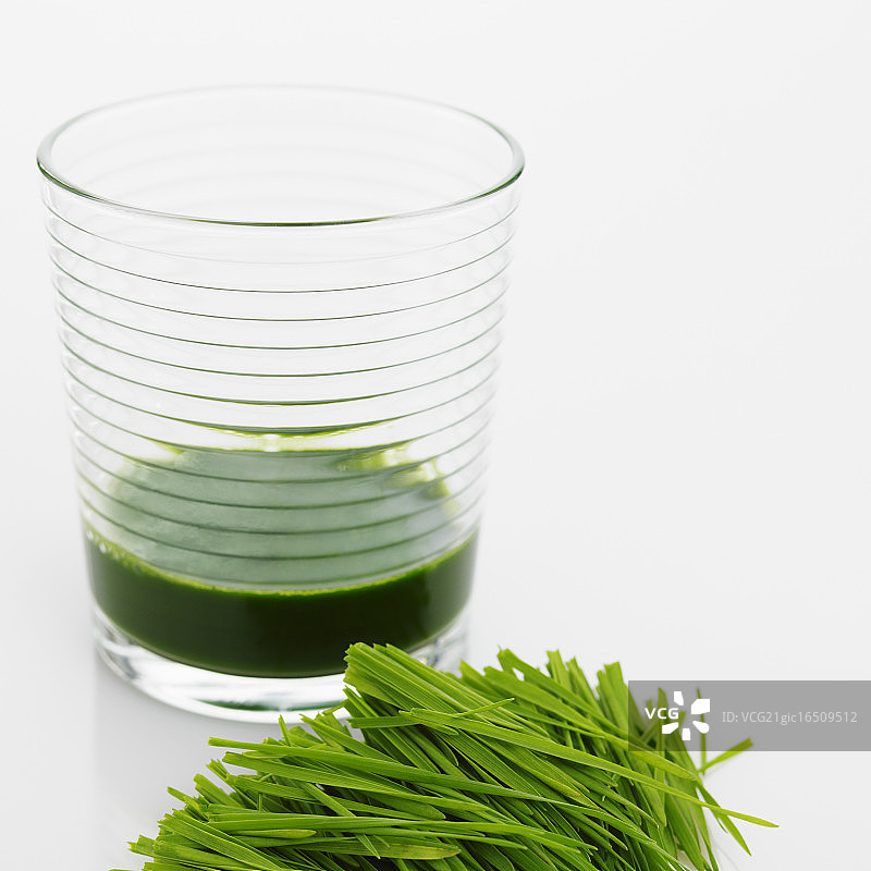 小麦草植物和果汁图片素材