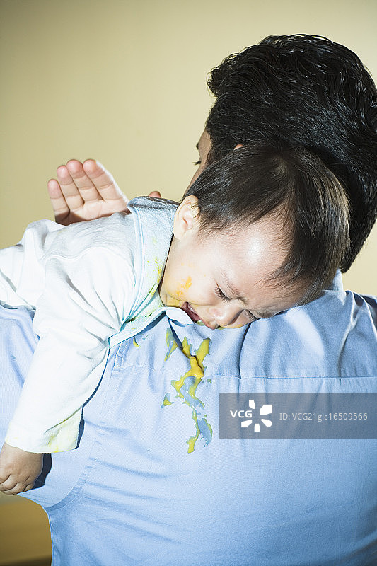 父亲给婴儿儿子拍嗝图片素材