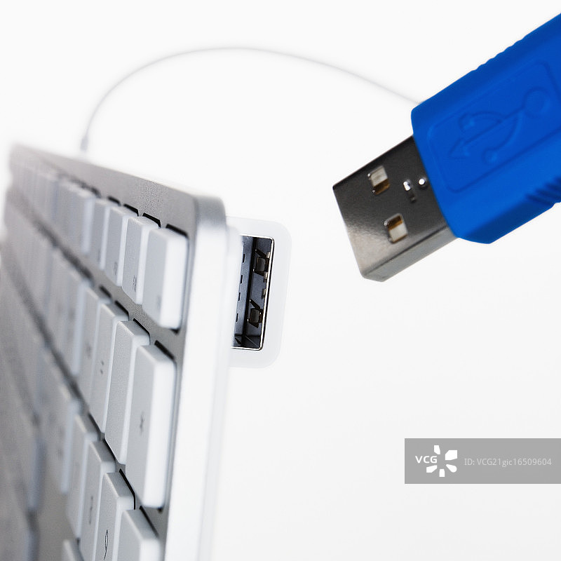 电脑键盘和蓝色USB线图片素材