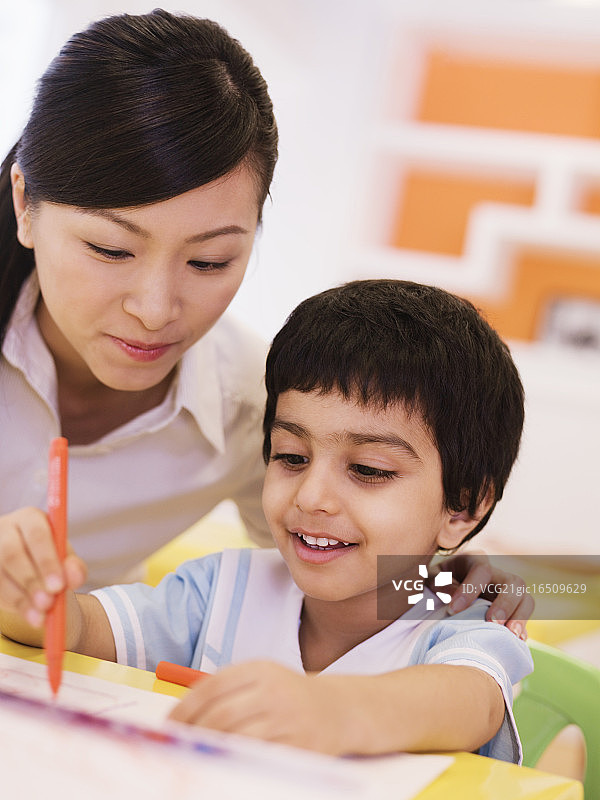 教师指导学前儿童绘画图片素材