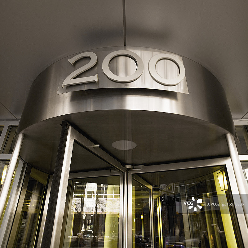 旋转门上方的街道号码图片素材