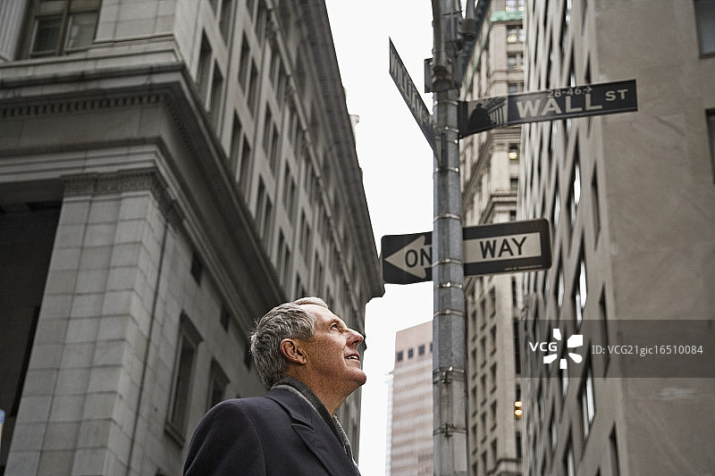 男人在华尔街抬头图片素材