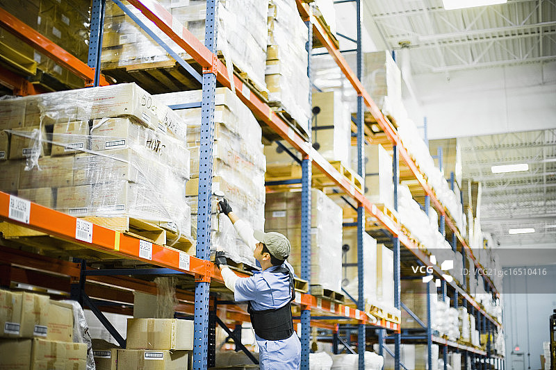 仓库工人扫描条形码图片素材