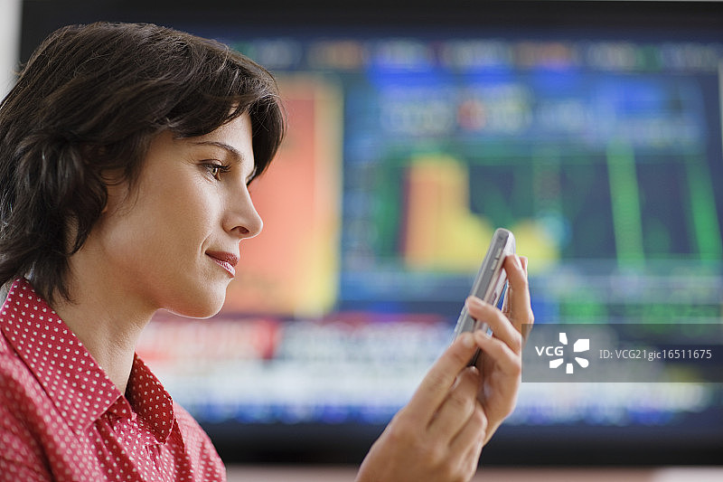 发短信的女人图片素材