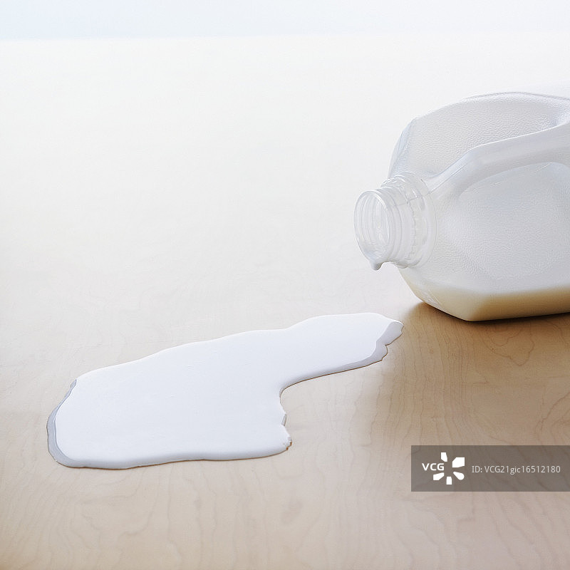 一壶洒出的牛奶图片素材