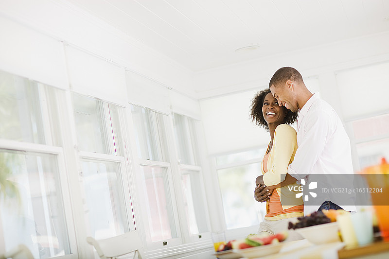 情侣站在一起图片素材