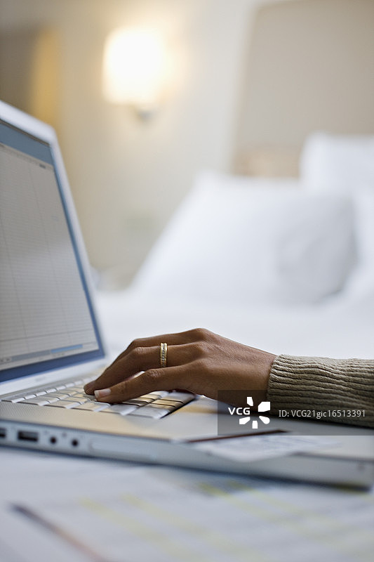 女人在床上使用笔记本电脑图片素材