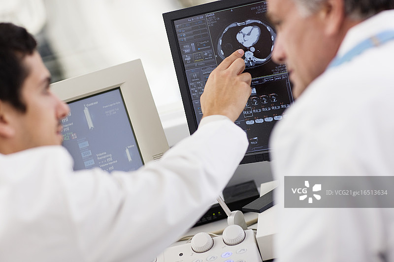 医生查看电脑上的扫描结果图片素材