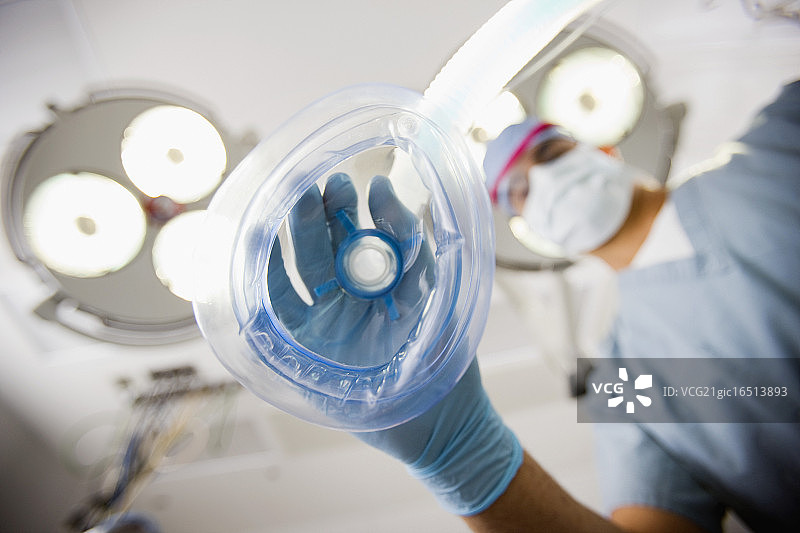 麻醉师拿着面罩图片素材