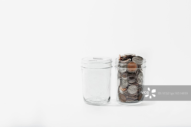 硬币罐子旁边的空罐子图片素材