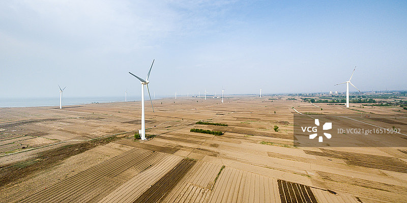 春季的官厅水库风电场图片素材
