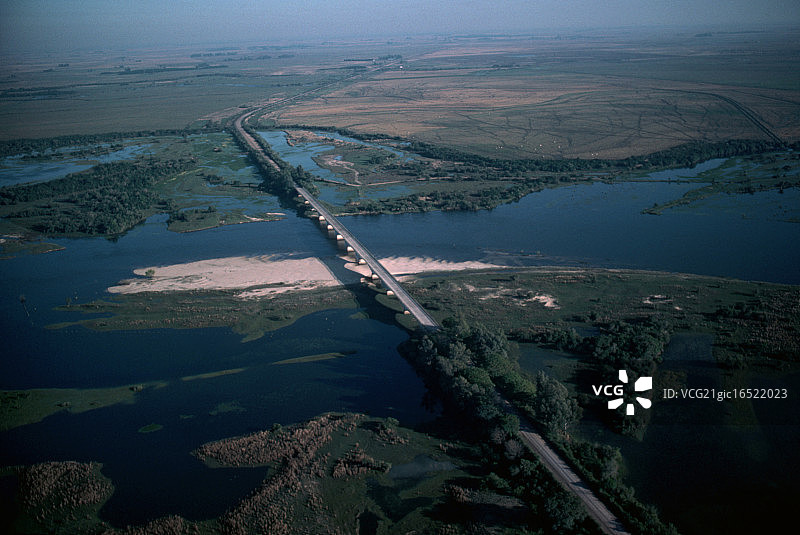 阿根廷科连特斯沼泽上的桥图片素材