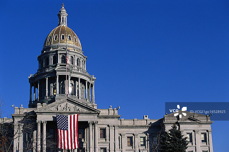 科罗拉多州议会大厦上的旗帜图片素材