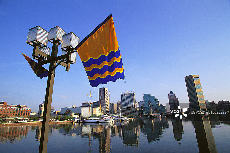 巴尔的摩港口和天际线前的旗帜图片素材