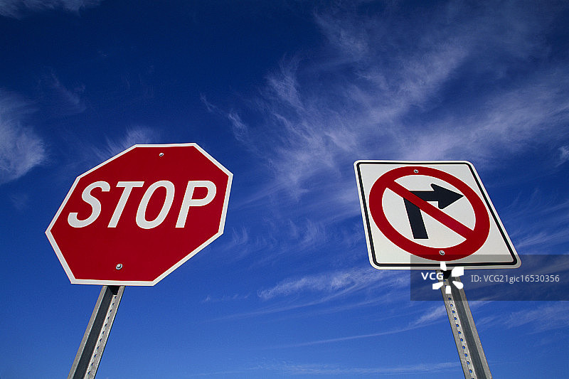 “停止”和“禁止右转”路标图片素材