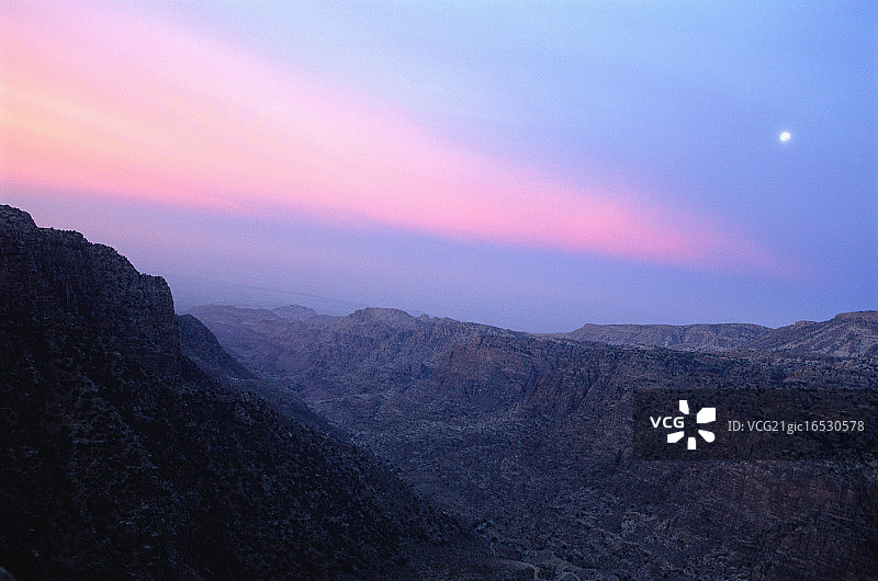 峡谷上空的粉色云彩图片素材