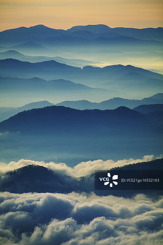 大雾山中的雾气图片素材